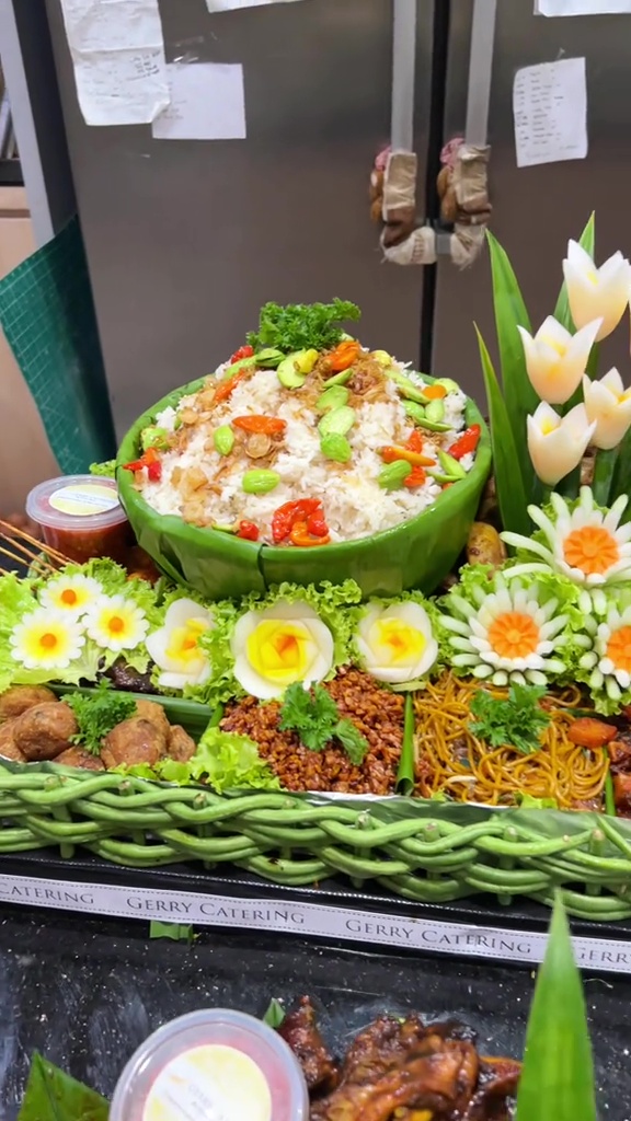 Proses di balik pembuatan kue dan tumpeng ulang tahun Prabowo ke-74, 9 potret detailnya ini ciamik