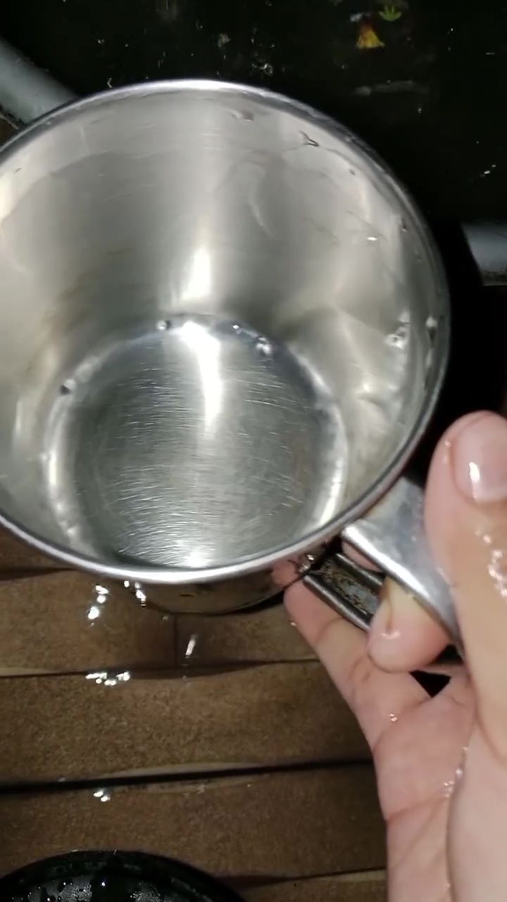 Punya gelas stainless steel berkerak? Bersihkan pakai 3 bahan dapur ini biar kinclong seperti baru 