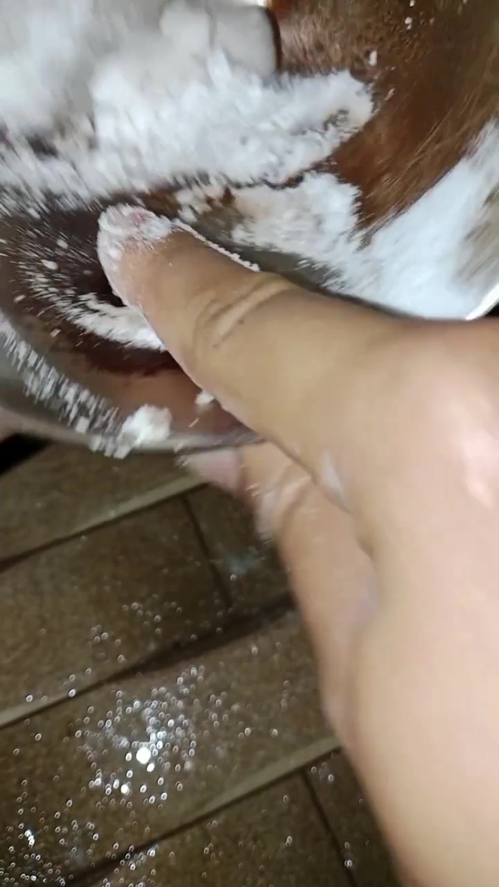 Punya gelas stainless steel berkerak? Bersihkan pakai 3 bahan dapur ini biar kinclong seperti baru 