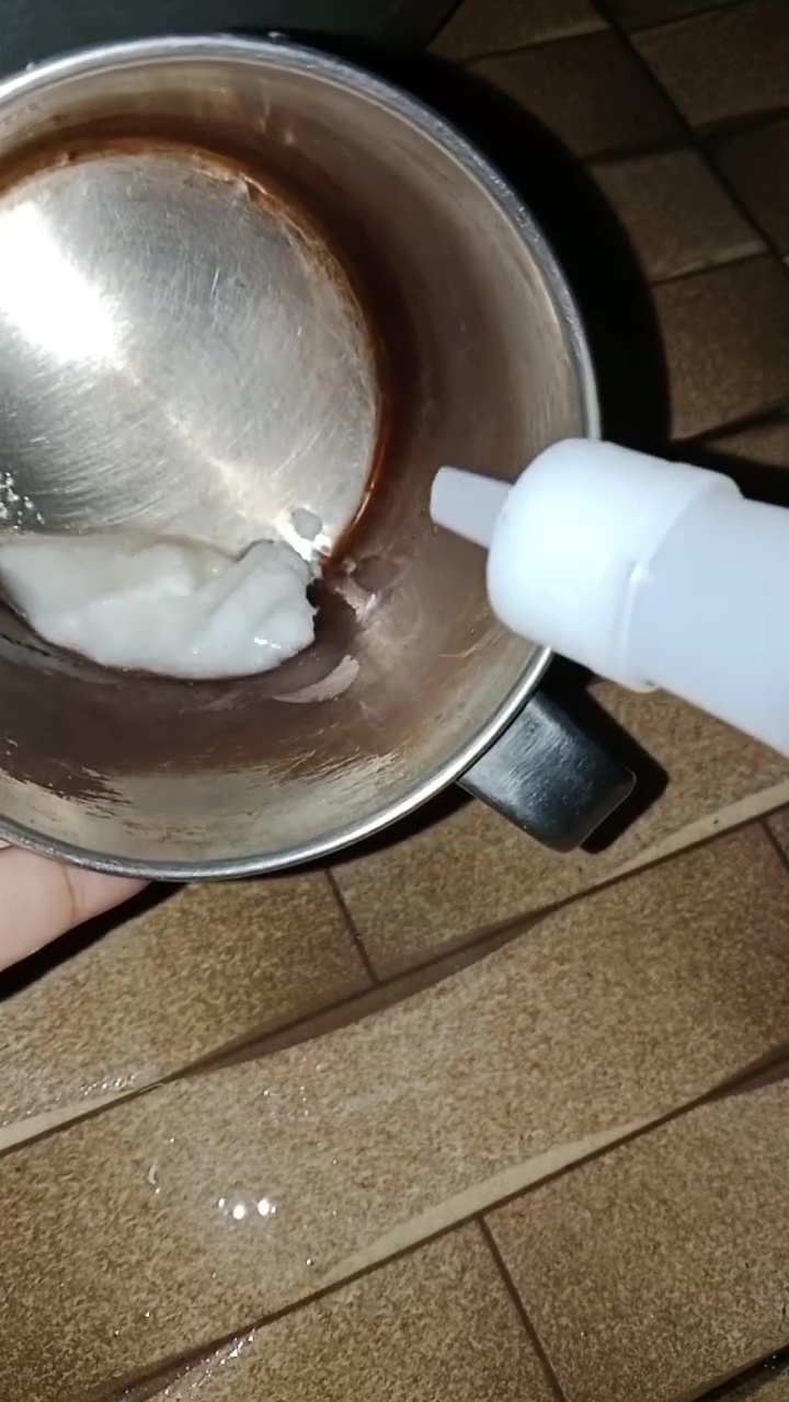 Punya gelas stainless steel berkerak? Bersihkan pakai 3 bahan dapur ini biar kinclong seperti baru 