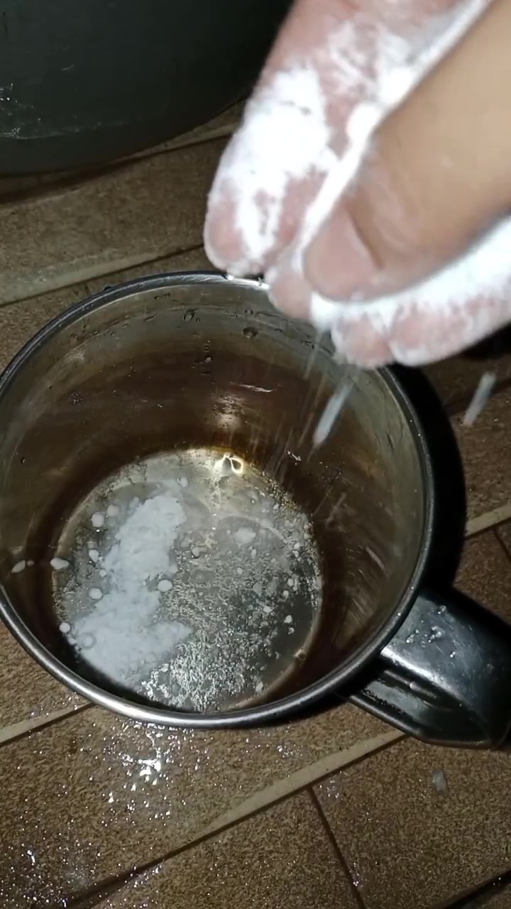 Punya gelas stainless steel berkerak? Bersihkan pakai 3 bahan dapur ini biar kinclong seperti baru 