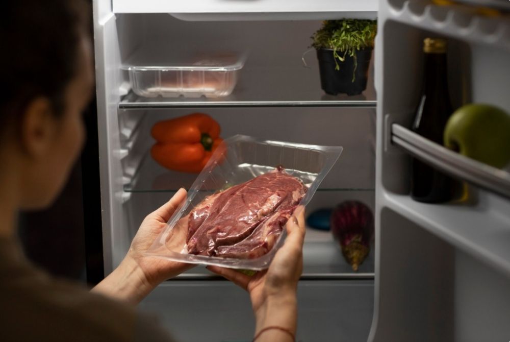 Kerap dianggap sepele, ternyata ini alasan daging beku harus diletakkan kulkas saat hendak dicairkan
