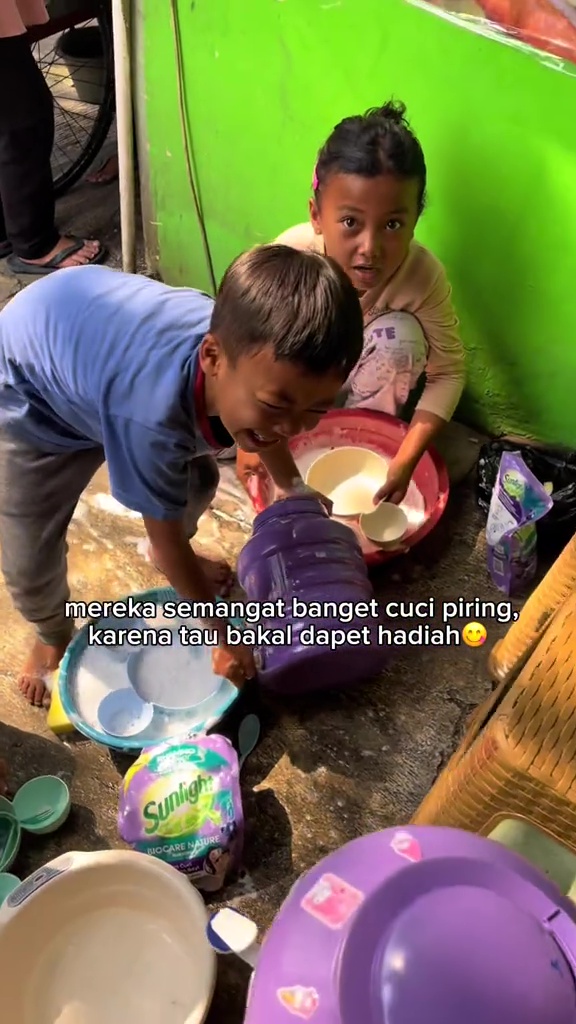 Tak biasa! Pria ini buka warteg khusus bayi, suguhkan makanan sehat hingga hadiahi mainan 