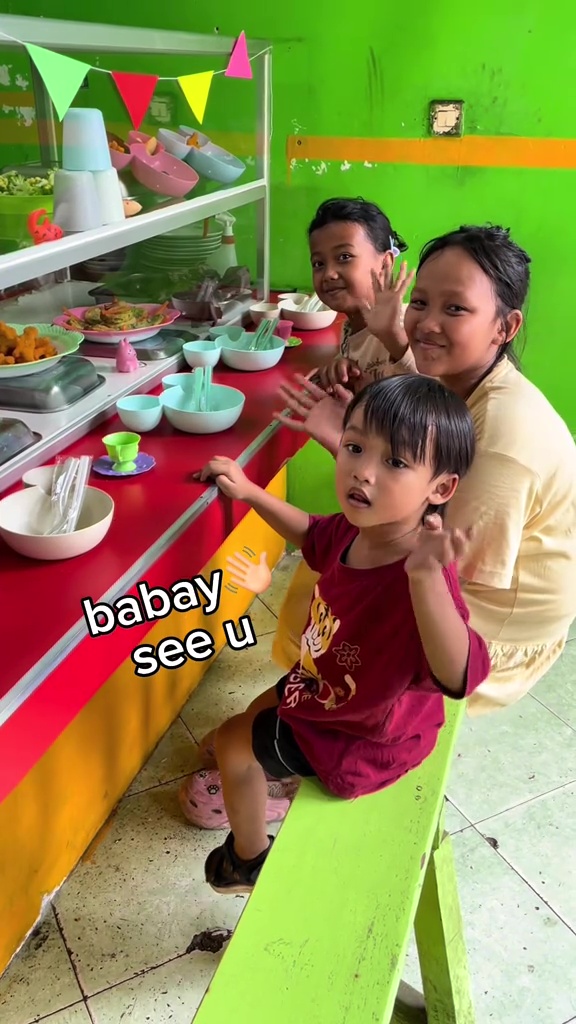 Tak biasa! Pria ini buka warteg khusus bayi, suguhkan makanan sehat hingga hadiahi mainan 