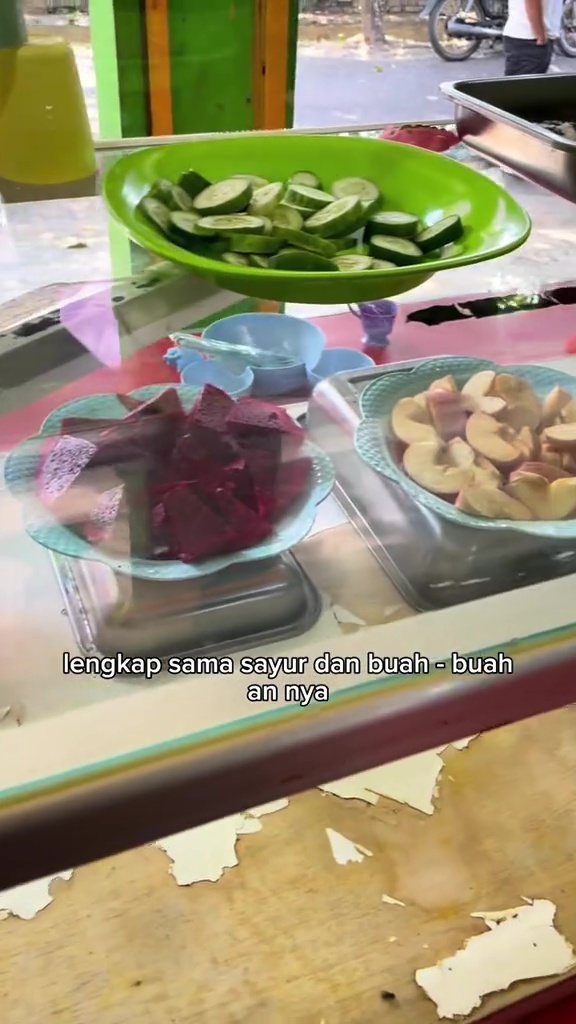 Tak biasa! Pria ini buka warteg khusus bayi, suguhkan makanan sehat hingga hadiahi mainan 