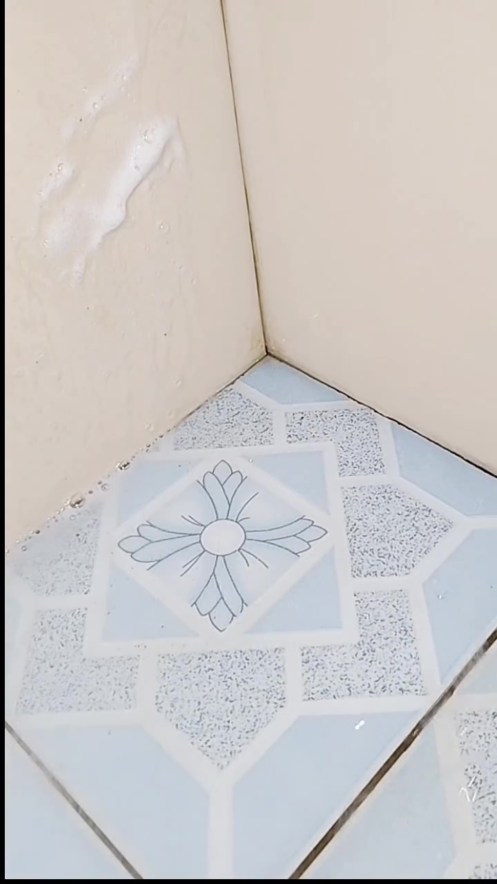 Tak perlu sitrun, 2 bahan dapur ini ampuh bersihkan kerak di lantai kamar mandi biar bersih kesat