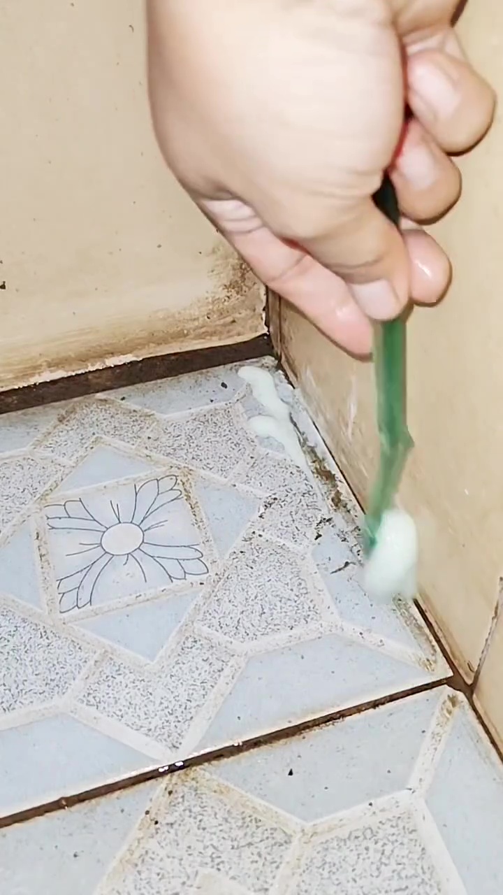 Tak perlu sitrun, 2 bahan dapur ini ampuh bersihkan kerak di lantai kamar mandi biar bersih kesat