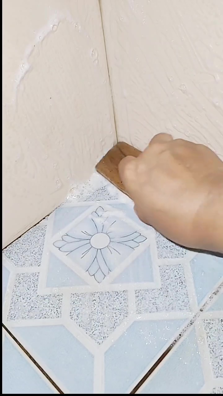 Tak perlu sitrun, 2 bahan dapur ini ampuh bersihkan kerak di lantai kamar mandi biar bersih kesat