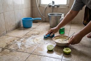 Tak perlu sitrun, 2 bahan dapur ini bisa bantu bersihkan kerak di lantai kamar mandi, begini caranya