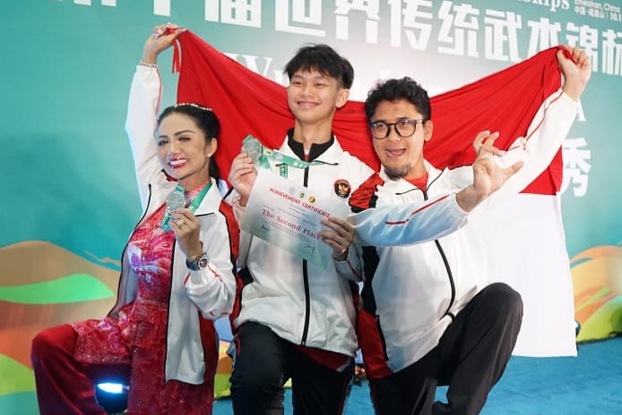 Buktikan usia bukan penghalang, 9 potret Krisdayanti raih medali perak di kejuaran dunia wushu 2025