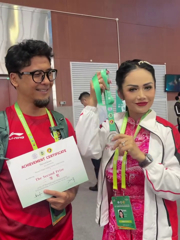 Buktikan usia bukan penghalang, 9 potret Krisdayanti raih medali perak di kejuaran dunia wushu 2025