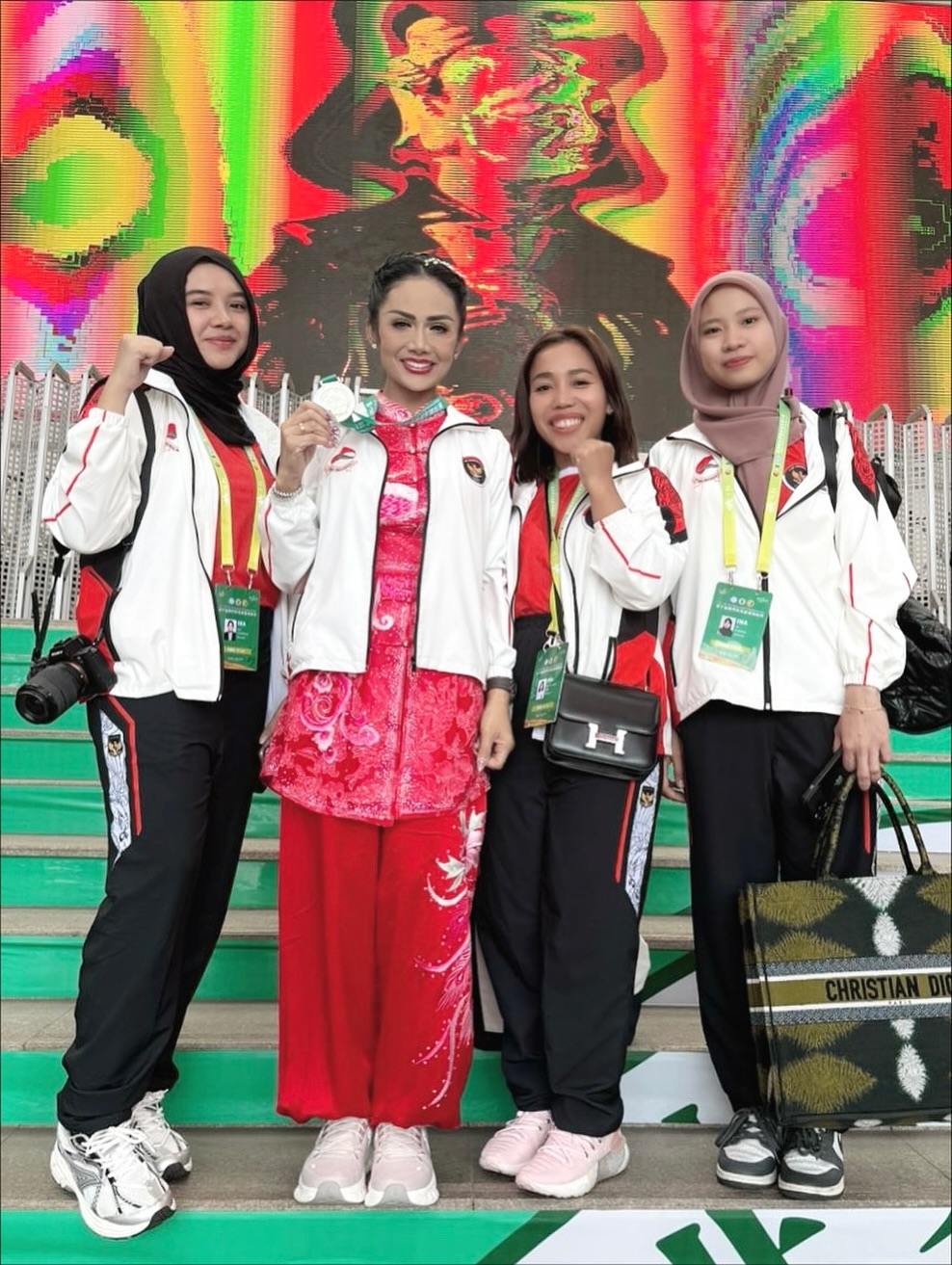 Buktikan usia bukan penghalang, 9 potret Krisdayanti raih medali perak di kejuaran dunia wushu 2025