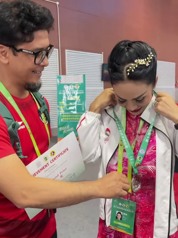 Buktikan usia bukan penghalang, 9 potret Krisdayanti raih medali perak di kejuaran dunia wushu 2025