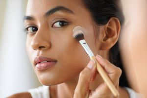 7 Rekomendasi skin tint yang bikin kamu kelihatan no makeup makeup look banget, bikin wajah glowing