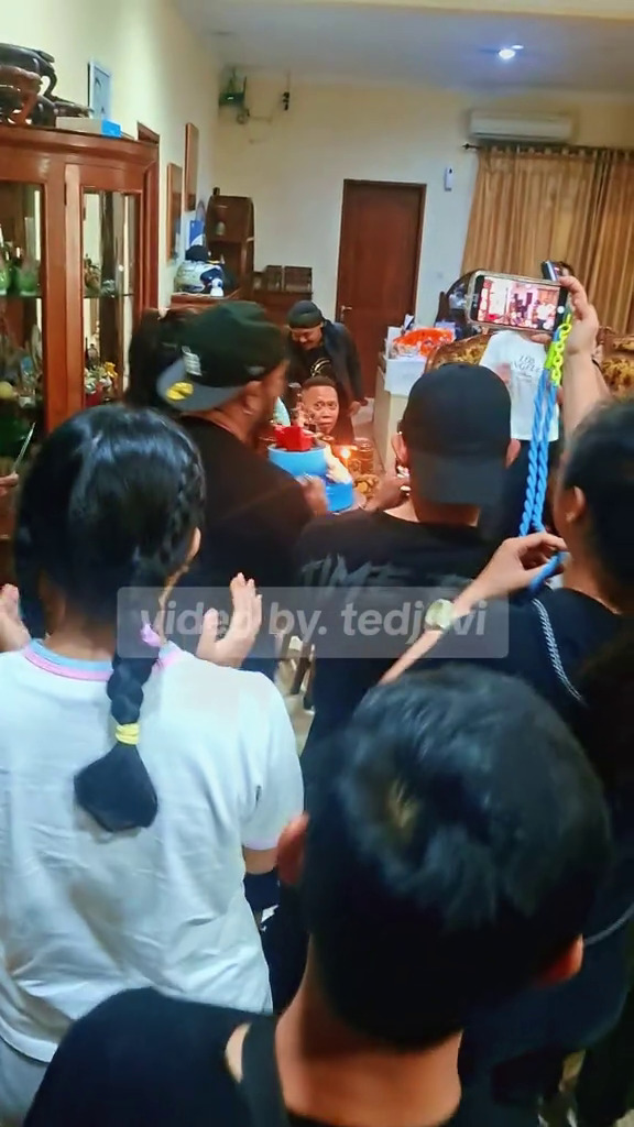 9 Potret Tukul Arwana ulang tahun ke-62 dirayakan sederhana bersama teman-teman pelawak, bisa tertawa