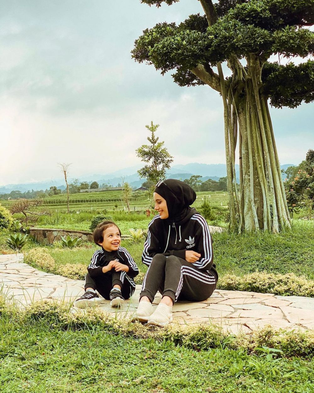 Jamilah istri bang Madit di Islam KTP sekarang jadi hot mama, intip 11 potretnya pas momong anak