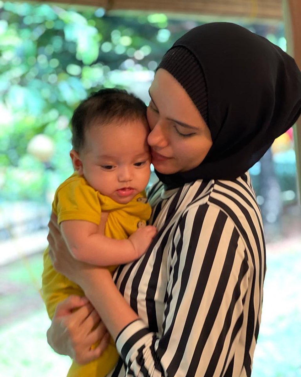Jamilah istri bang Madit di Islam KTP sekarang jadi hot mama, intip 11 potretnya pas momong anak