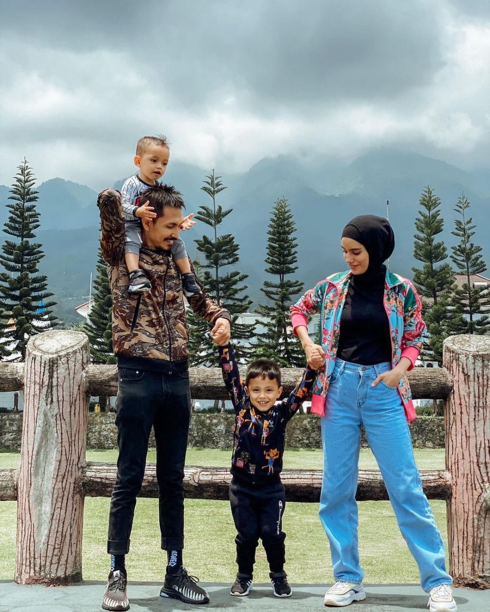 Jamilah istri bang Madit di Islam KTP sekarang jadi hot mama, intip 11 potretnya pas momong anak