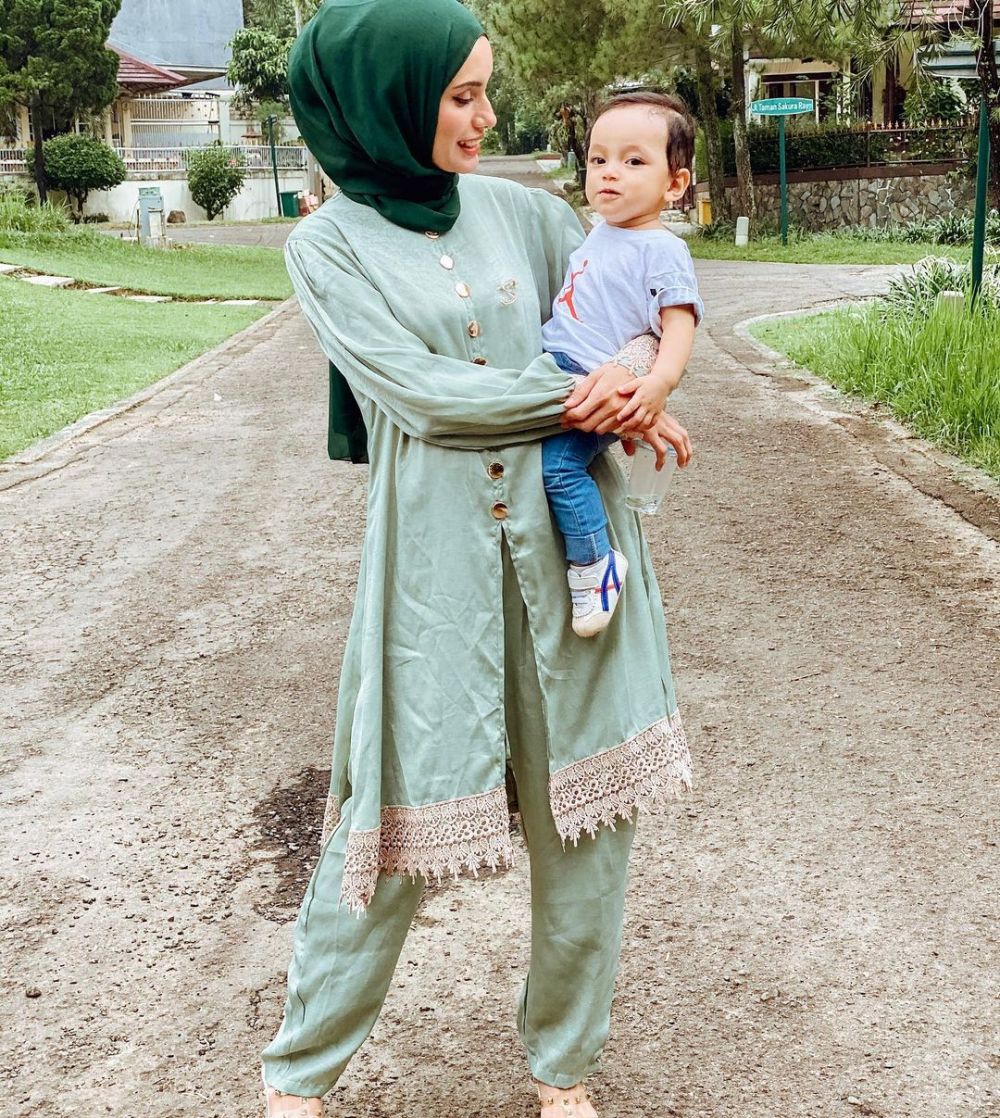 Jamilah istri bang Madit di Islam KTP sekarang jadi hot mama, intip 11 potretnya pas momong anak