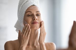 Cara meratakan warna kulit di wajah dan samarkan keriput agar kembali berseri juga awet muda