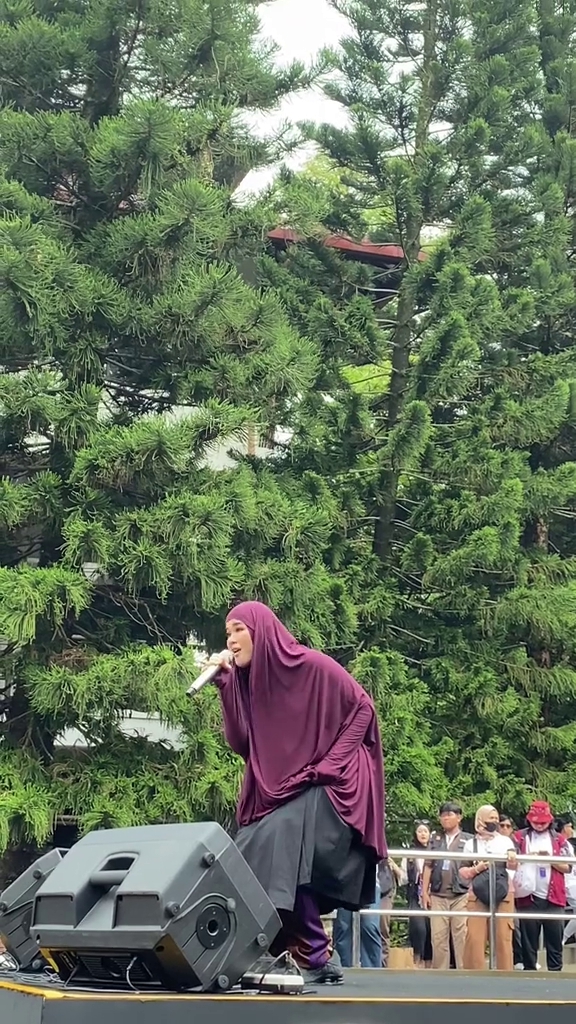 Perubahannya beda banget, ini 9 potret Sivia Azizah manggung pakai busana syari, tuai pujian