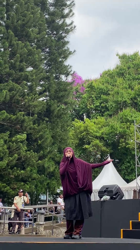 Perubahannya beda banget, ini 9 potret Sivia Azizah manggung pakai busana syari, tuai pujian