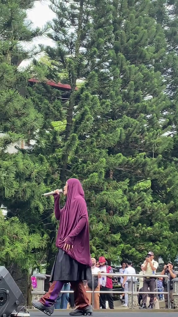 Perubahannya beda banget, ini 9 potret Sivia Azizah manggung pakai busana syari, tuai pujian