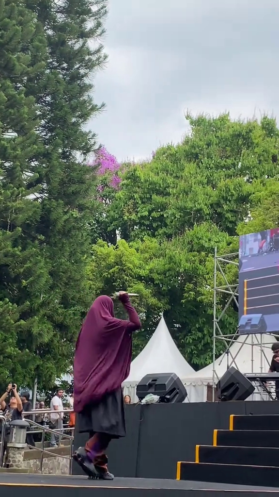 Perubahannya beda banget, ini 9 potret Sivia Azizah manggung pakai busana syari, tuai pujian