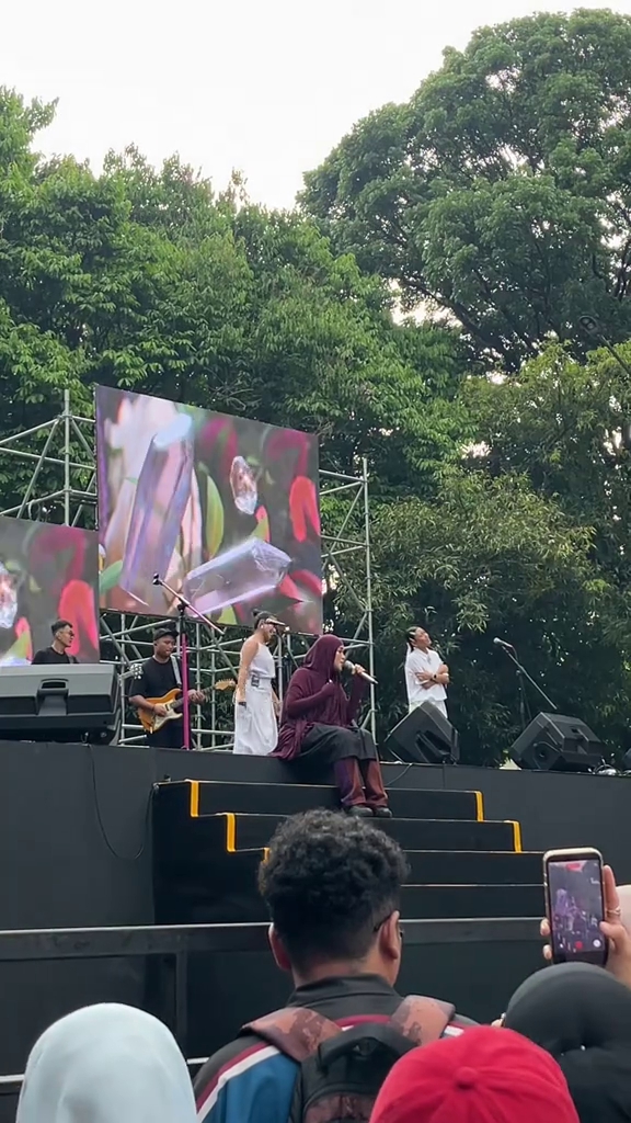 Perubahannya beda banget, ini 9 potret Sivia Azizah manggung pakai busana syari, tuai pujian