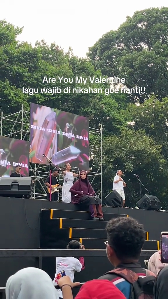 Perubahannya beda banget, ini 9 potret Sivia Azizah manggung pakai busana syari, tuai pujian