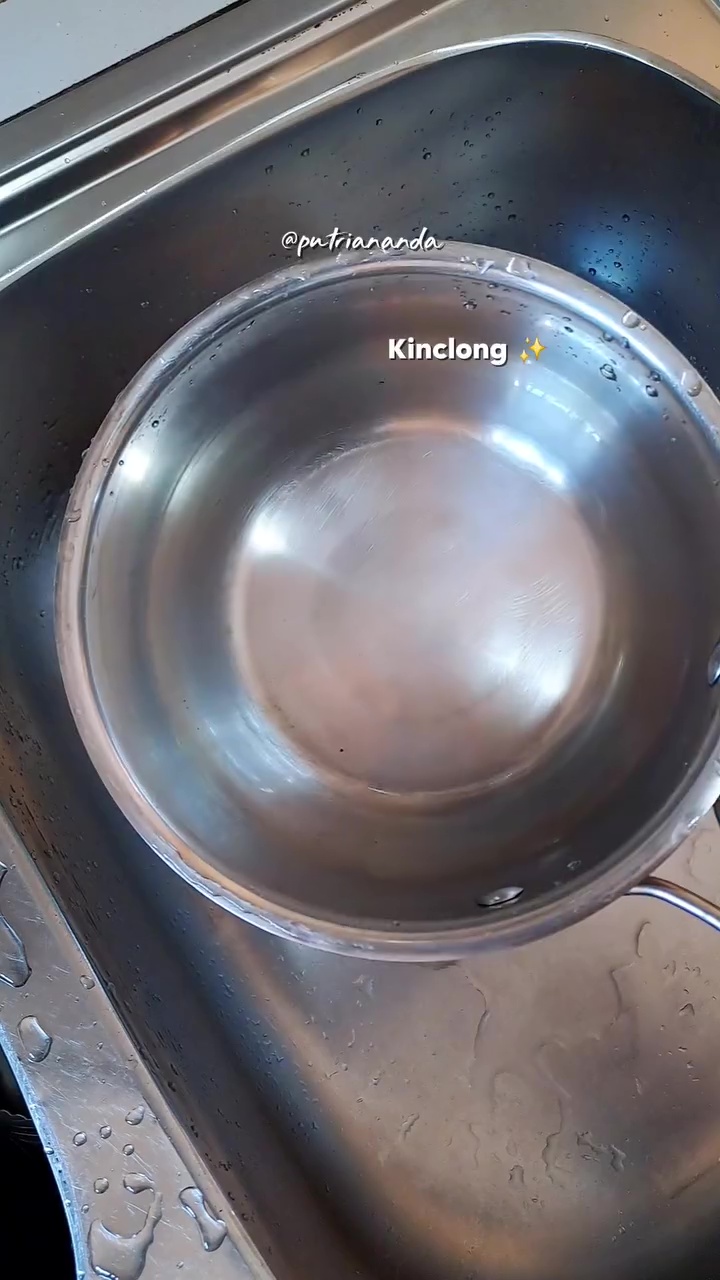 Nggak perlu panik panci gosong, ini trik baru mengatasinya biar effortless dan bikin kinclong