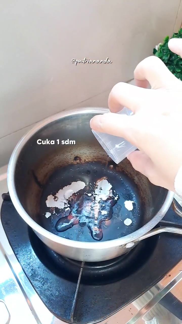 Nggak perlu panik panci gosong, ini trik baru mengatasinya biar effortless dan bikin kinclong