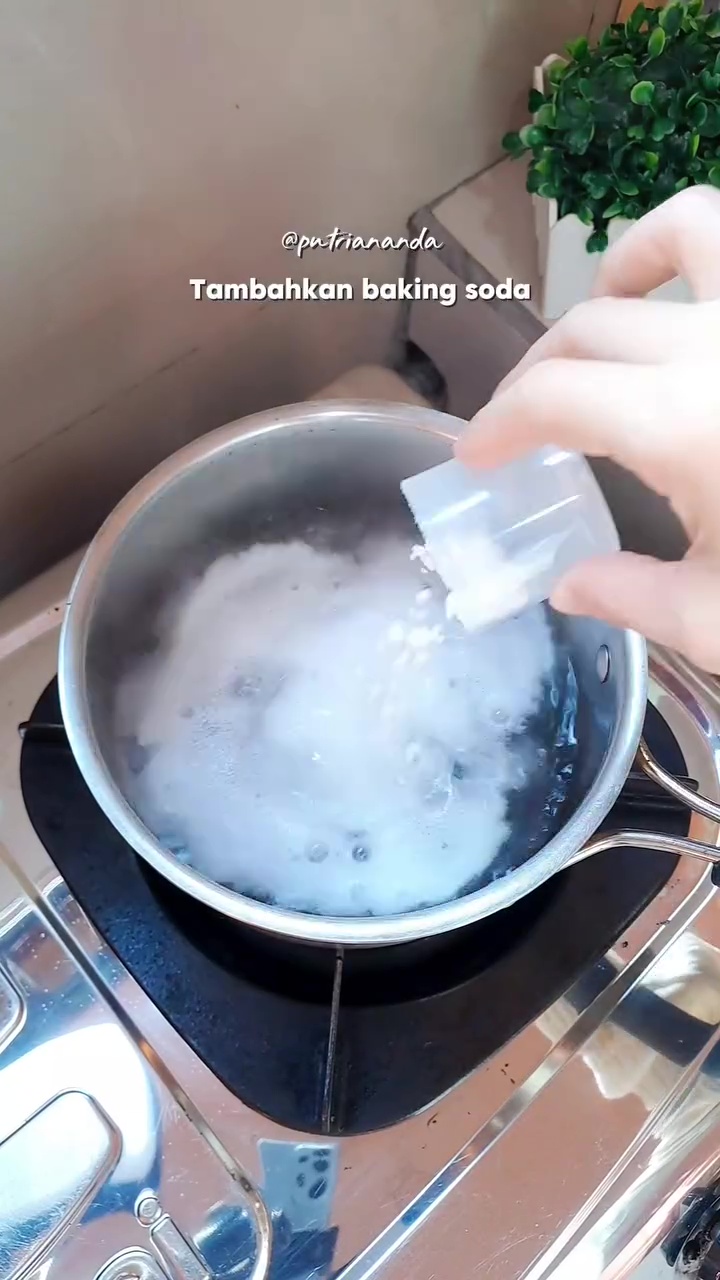 Nggak perlu panik panci gosong, ini trik baru mengatasinya biar effortless dan bikin kinclong