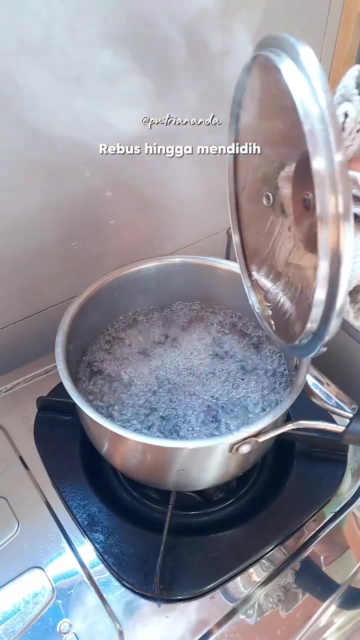 Nggak perlu panik panci gosong, ini trik baru mengatasinya biar effortless dan bikin kinclong