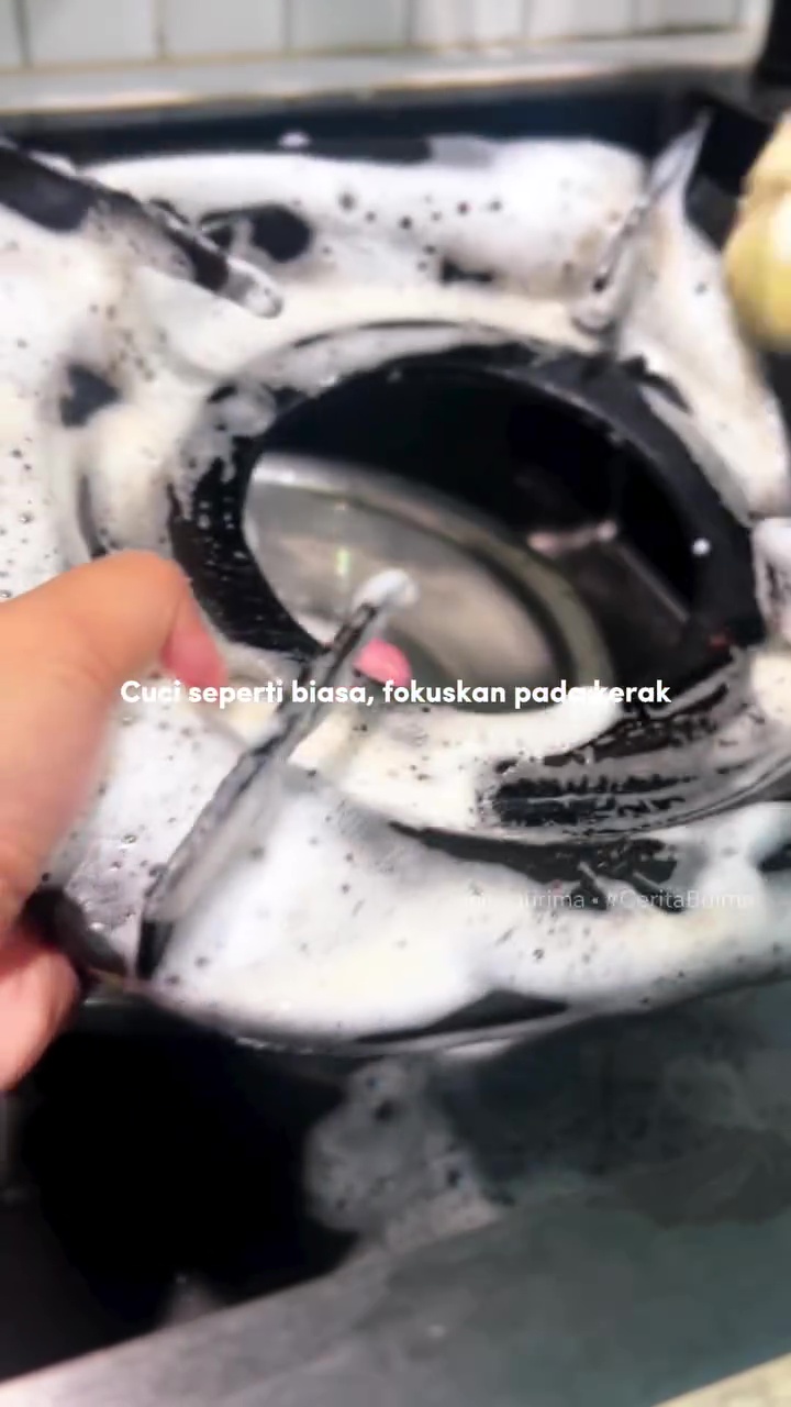 Kerak membandel di tatakan kompor auto rontok seketika cuma dalam 3 langkah tanpa repot direndam lama