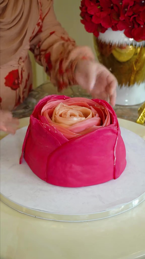 9 Potret Tasyi Athasyia bikin crepes cake jumbo bentuk bunga mawar, detail tetesan airnya bikin takjub