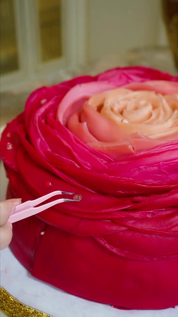 9 Potret Tasyi Athasyia bikin crepes cake jumbo bentuk bunga mawar, detail tetesan airnya bikin takjub