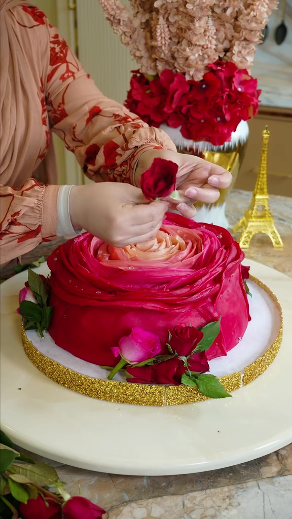 9 Potret Tasyi Athasyia bikin crepes cake jumbo bentuk bunga mawar, detail tetesan airnya bikin takjub