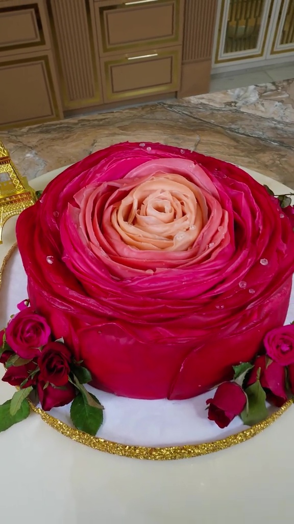 9 Potret Tasyi Athasyia bikin crepes cake jumbo bentuk bunga mawar, detail tetesan airnya bikin takjub