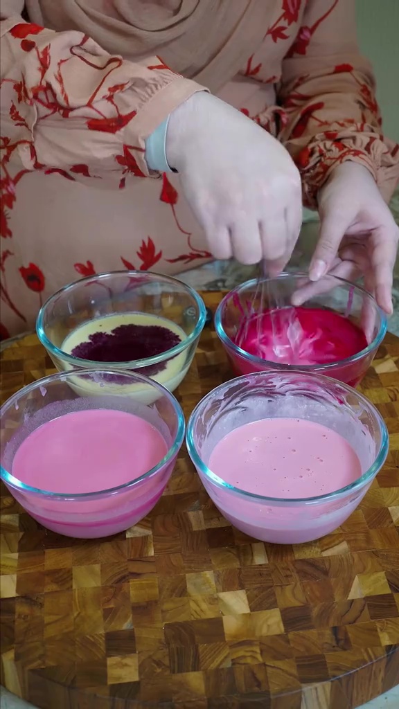 9 Potret Tasyi Athasyia bikin crepes cake jumbo bentuk bunga mawar, detail tetesan airnya bikin takjub