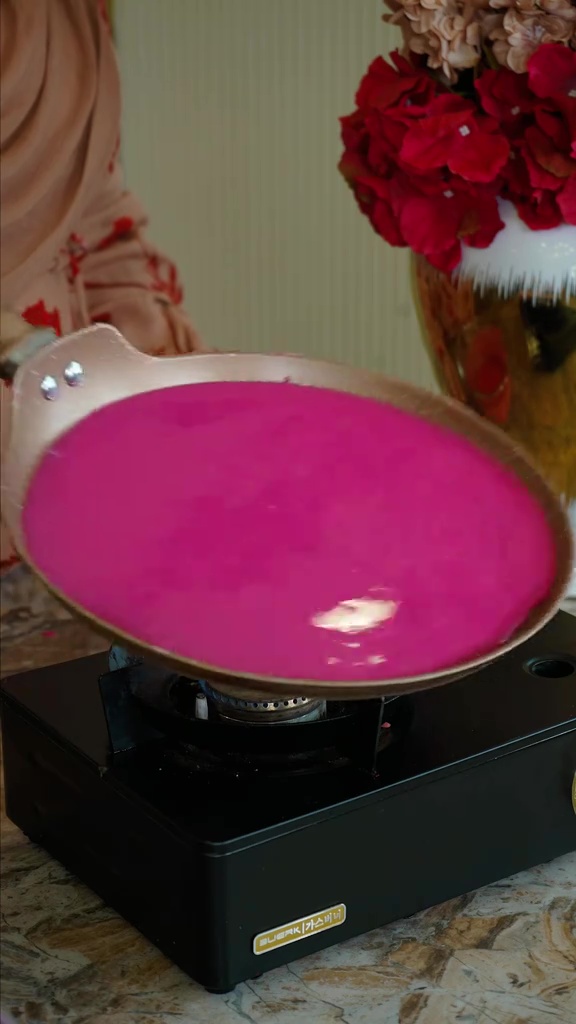 9 Potret Tasyi Athasyia bikin crepes cake jumbo bentuk bunga mawar, detail tetesan airnya bikin takjub