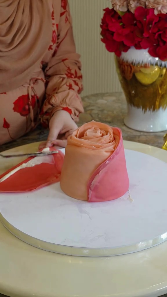 9 Potret Tasyi Athasyia bikin crepes cake jumbo bentuk bunga mawar, detail tetesan airnya bikin takjub