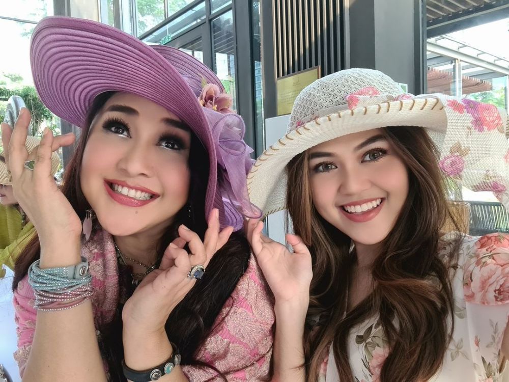 Bak ibu dan anak, begini 11 potret kebersamaan Paramitha Rusady dan Indrayani sang ponakan