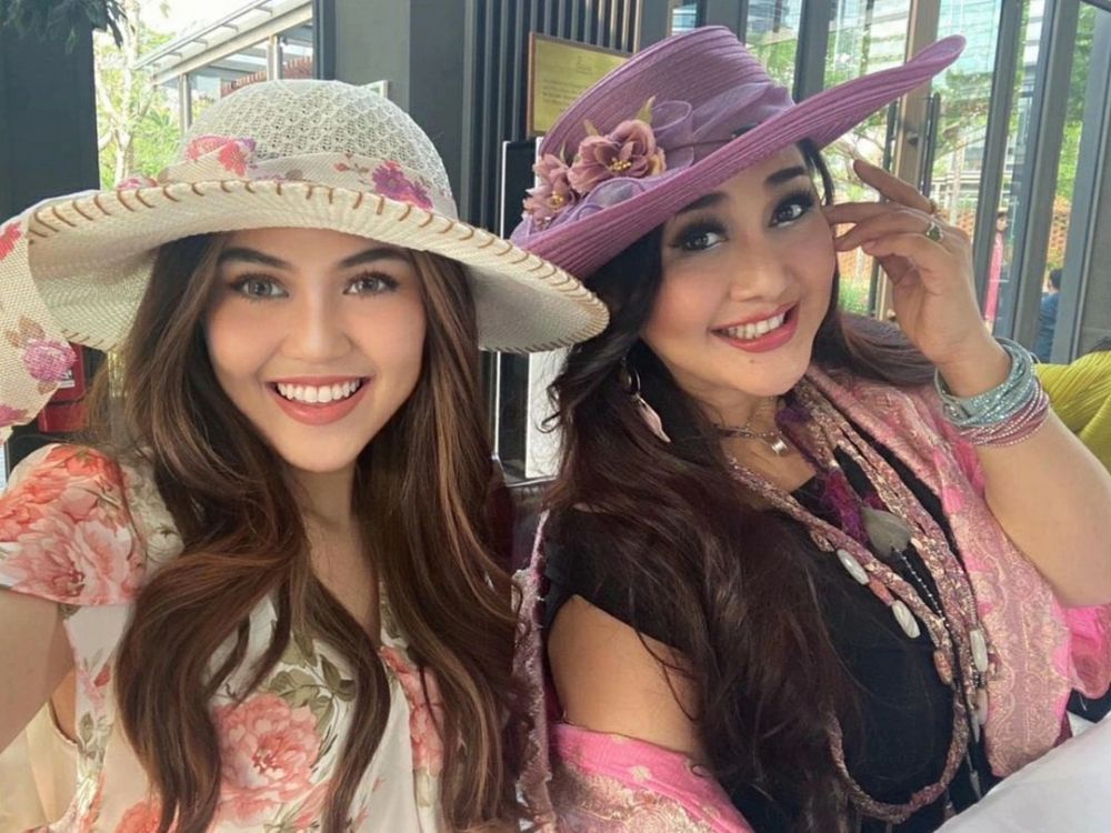 Bak ibu dan anak, begini 11 potret kebersamaan Paramitha Rusady dan Indrayani sang ponakan