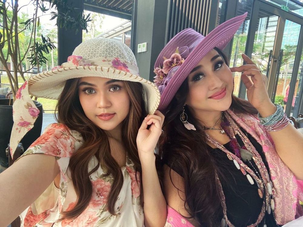 Bak ibu dan anak, begini 11 potret kebersamaan Paramitha Rusady dan Indrayani sang ponakan