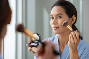 6 Rekomendasi bedak yang aman dan menyatu di kulit untuk wanita usia 40-an, mulus dan glowing