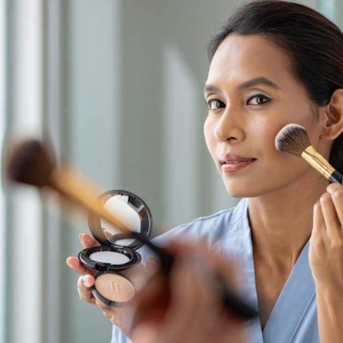 6 Rekomendasi bedak yang aman dan menyatu di kulit untuk wanita usia 40-an, mulus dan glowing
