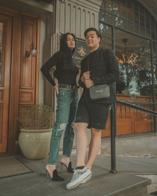 Kerap dikira sejoli karena usia 50 tahun tapi bak ABG, 9 potret kebersamaan 9 seleb bareng putranya