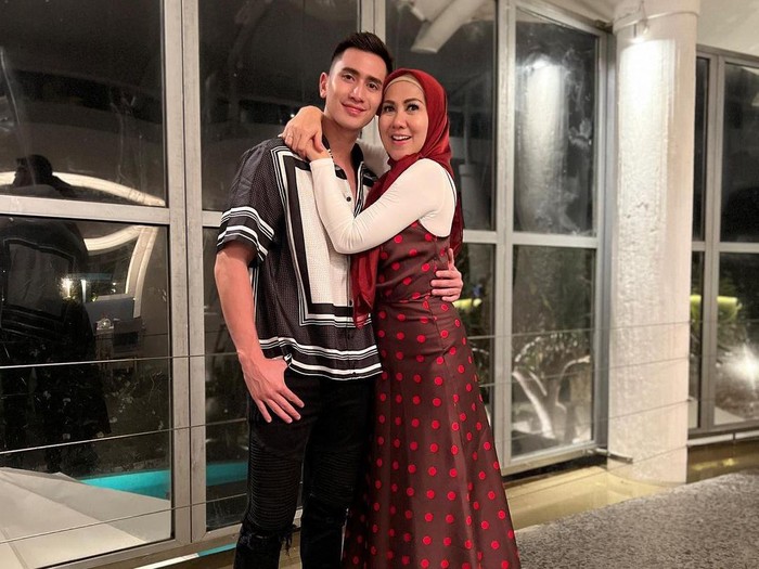 Kerap dikira sejoli karena usia 50 tahun tapi bak ABG, 9 potret kebersamaan 9 seleb bareng putranya