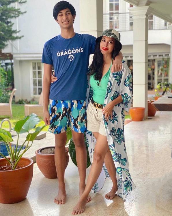 Kerap dikira sejoli karena usia 50 tahun tapi bak ABG, 9 potret kebersamaan 9 seleb bareng putranya